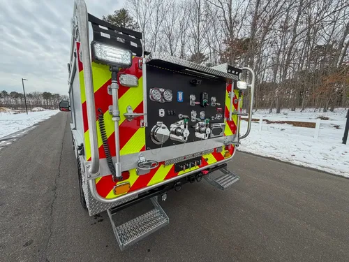 Rear driver-side corner angle with open control compartment.